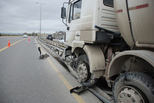 Bakıda sürücü yol təsərrüfatına 13 min manat ziyan vurdu