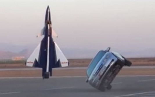 F-16, avtomobil və qolf maşınından möhtəşəm şou