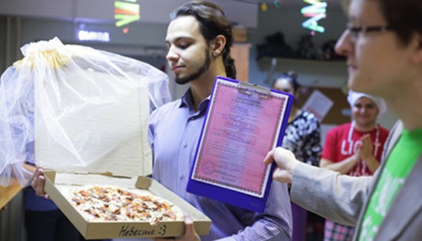 Təklikdən bezdiyi üçün pizza ilə evləndi