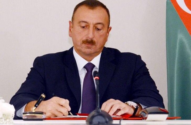 İlham Əliyev din xadimlərini təltif etdi