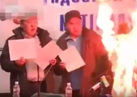 Canlı yayımda özünü yandırdı