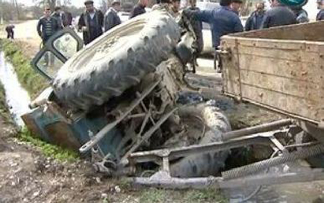 Traktor yol kənarına aşdı