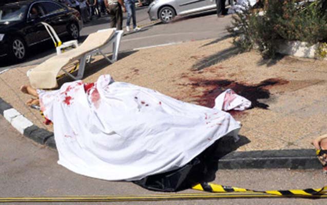 Kran işçinin başına düşdü