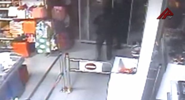 Bakıda polis oğrunu mağazadan sürüyərək çıxardı