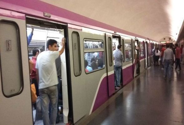 Bakı metrosunda sərxoş sərnişin polisi döydü