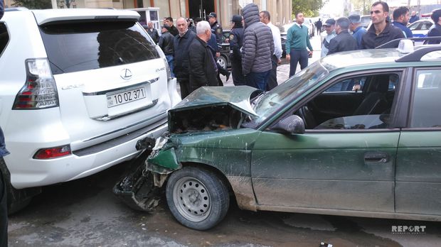 Bakıda polisin təqib etdiyi maşın qəza törətdi
