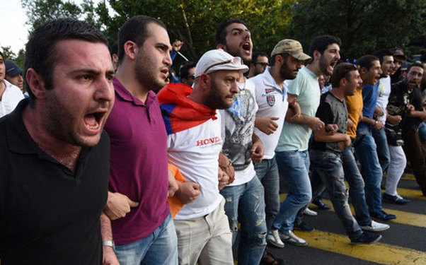 Yüzlərlə insan Yerevan küçələrinə çıxdı