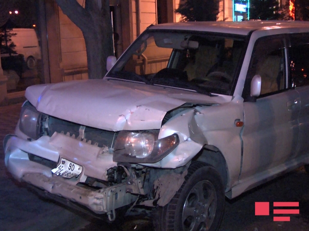 Bakıda qadın sürücü qəza törədib, iki övladı xəsarət alıb