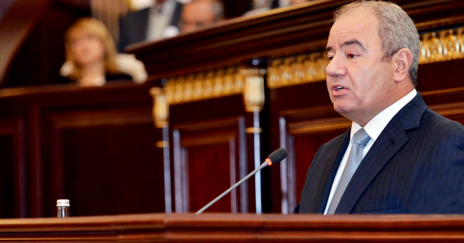 Əli Abbasov AMEA-nın 70 illik yubileyində çıxış edib