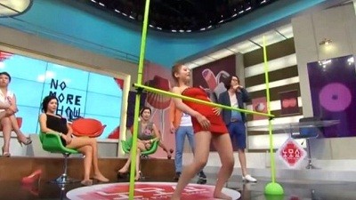 Mini ətəkli qızlara çətin anlar yaşatdılar