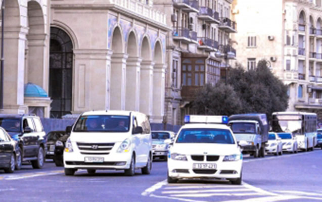 Bakıda baş inspektoru maşın vurdu