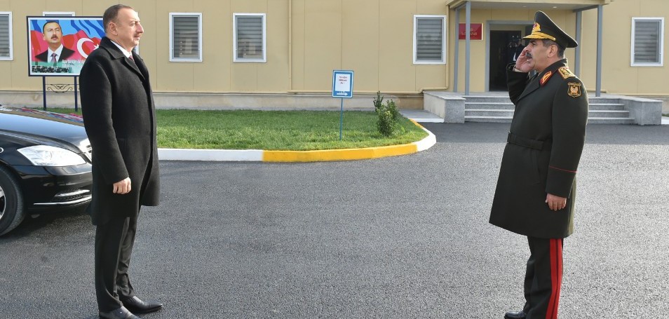 Prezident İlham Əliyev Müdafiə Nazirliyi Hərbi-Hava Qüvvələrinin hərbi şəhərciyində yaradılan şəraitlə tanış olub