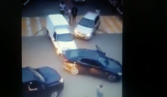 Hoqqabazlıq edən sürücünü döyüb maşınını belə əzdilər