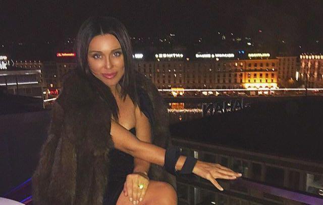 Validə Abbasovanın sinə dekoltesi və qısa libası