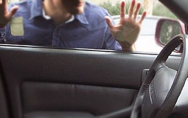 Taksi sürücüsünü döyüb maşınını aldılar