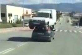 Xarab olan avtomobilini belə daşıdı