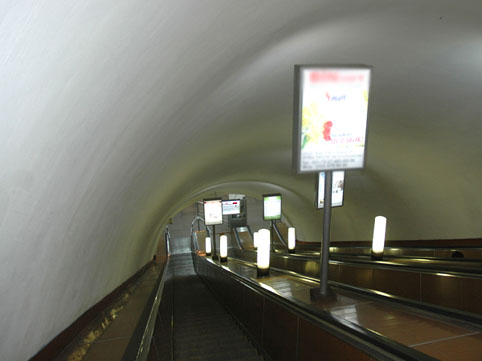 Eskalatorun qarşısında yerə yıxıldı, öldü