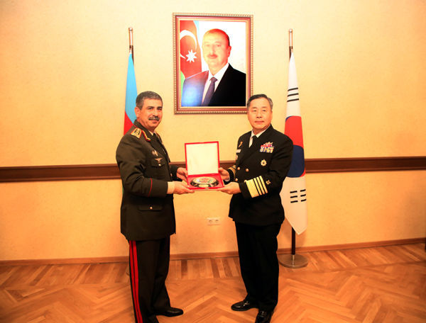 Zakir Həsənov Koreya admiralı ilə təhlükəsizlik məsələlərini müzakirə etdi