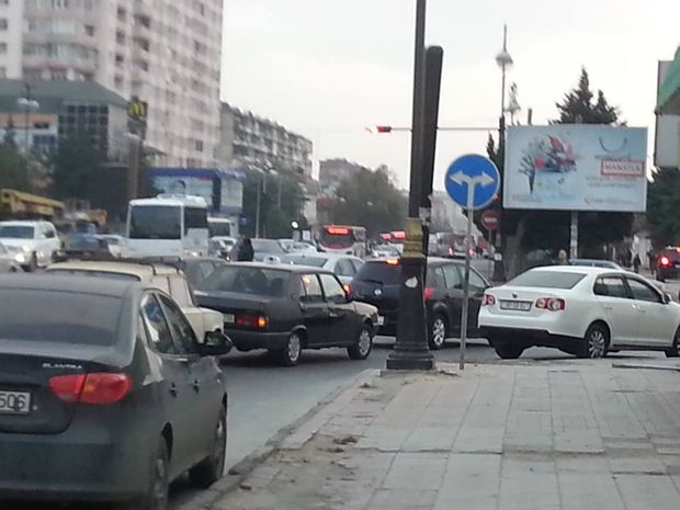 Bu yolda sürücülərin səhvləri tıxaca səbəb olur