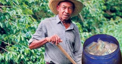 Gül əkmək üçün yer qazdı