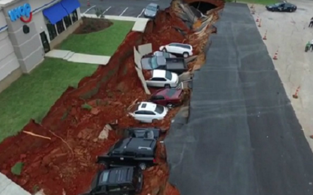Yer yarıldı, maşınlar yarğana düşdü
