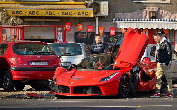 1,5 milyon dollarlıq “supercar”ı aldıqdan 5 dəqiqə sonra əzdi