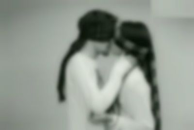 Əvvəlcə gözü bağlı bir-birini öpdülər