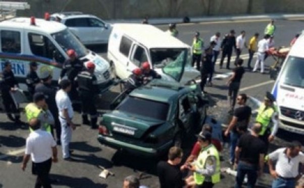 Bakıda baş verən yol qəzasında üç qardaş yaralanıb