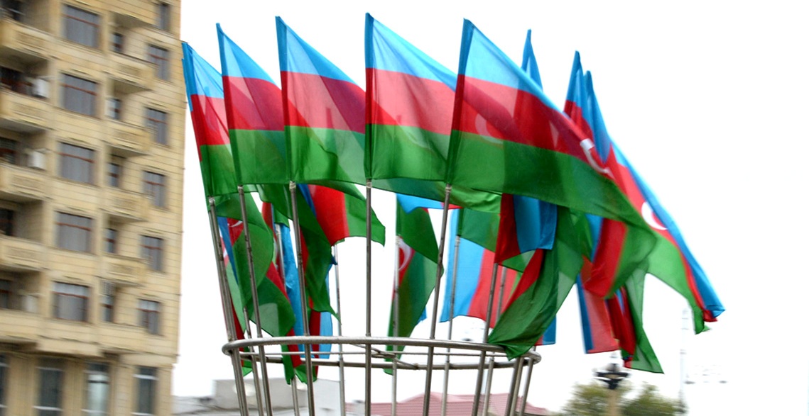 Dövlət Bayrağı Günü münasibətilə bayraq libasına bürünmüş Bakı