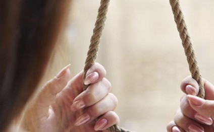 Bakıda 22 yaşlı gəlin özünü asdı