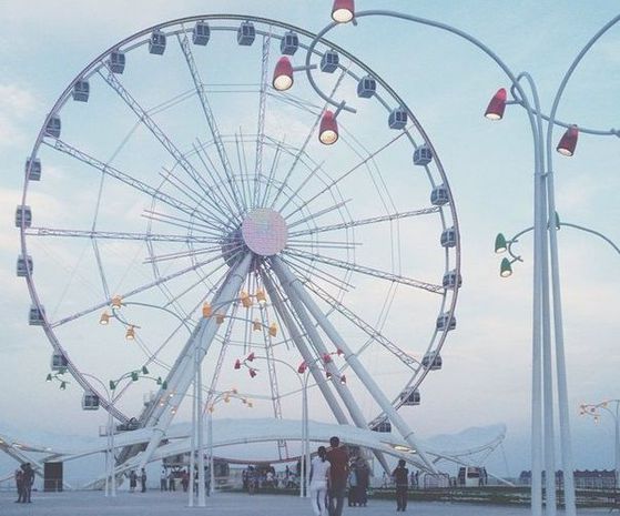 Bakı Bulvarında uşaq atraksiondan yıxıldı