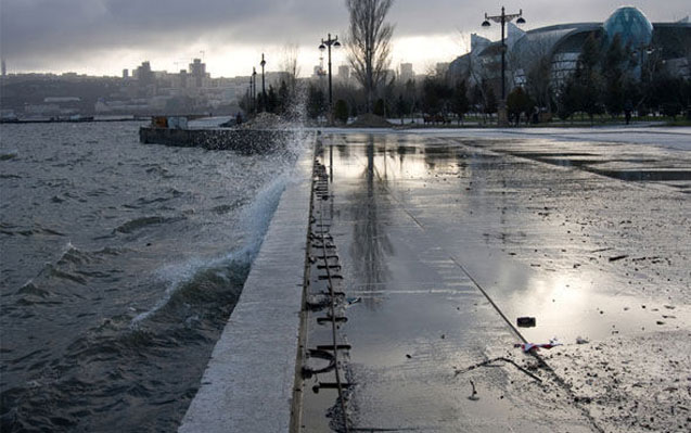 Gənc oğlan özünü dənizə atdı