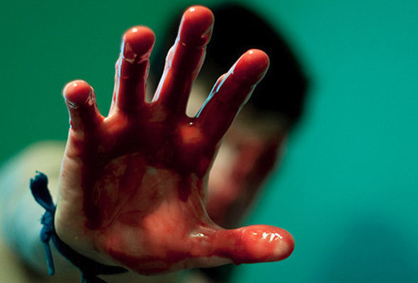 Anasını öldürüb tualetdə basdıran oğul: