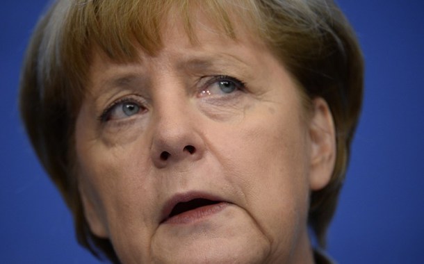 Xanım Merkelin böyründəki azərbaycanlı fırıldaqçı