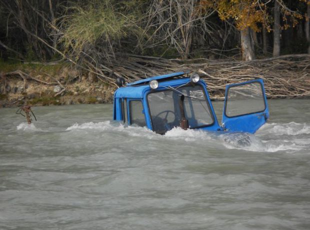 Ata və oğul traktorun içində boğuldu