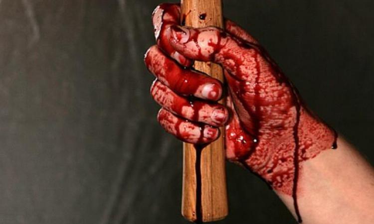 Əsgər atasını balta ilə doğradı