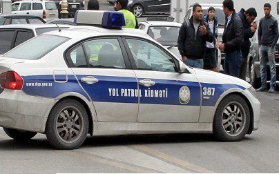 Bakıda polis avtomobili qəzaya uğrayıb, iki nəfər xəsarət alıb