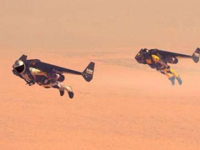 Qanadlı insanlar təyyarə ilə yanaşı uçdular