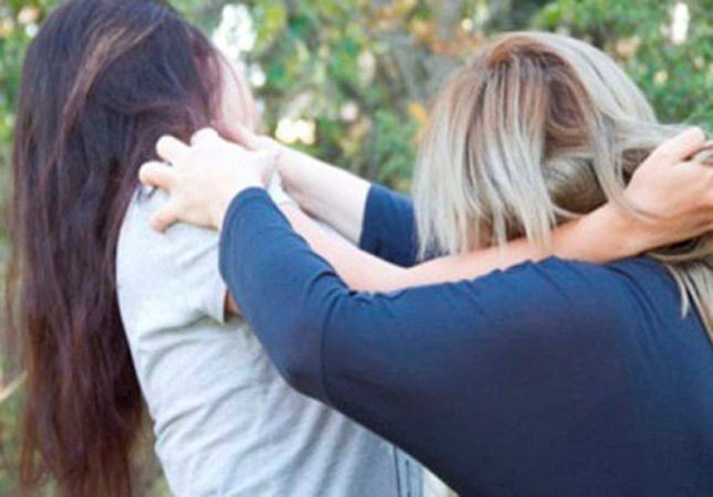 Saçından tutaraq yerdə sürüdü