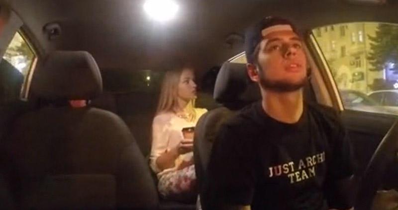 Taksi sürücüsü müştəri üçün oxudu