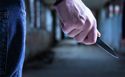 Ramanada 16 və 17 yaşlı gənclər qadını evində bıçaqladılar