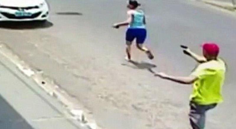 Küçədə dəhşət: polis zabiti arvadına 11 atəş açdı