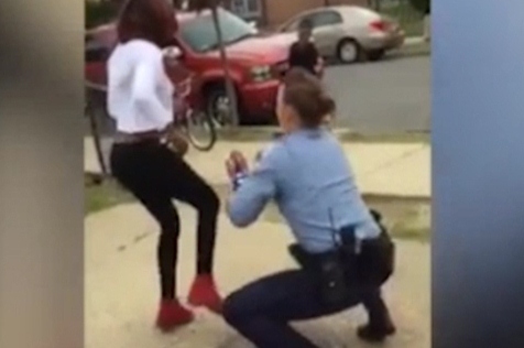 Polislə qızın rəqs etdiyi videoçarx izlənmə rekordu qırır