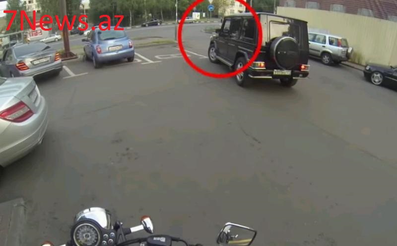 “Gelеndewagen”i idarə edən polis rəisini bıçaqlayan şəxslərin məhkəməsi başlayıb