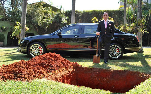 O biri dünyada sürmək üçün avtomobilini torpağa tapşırdı