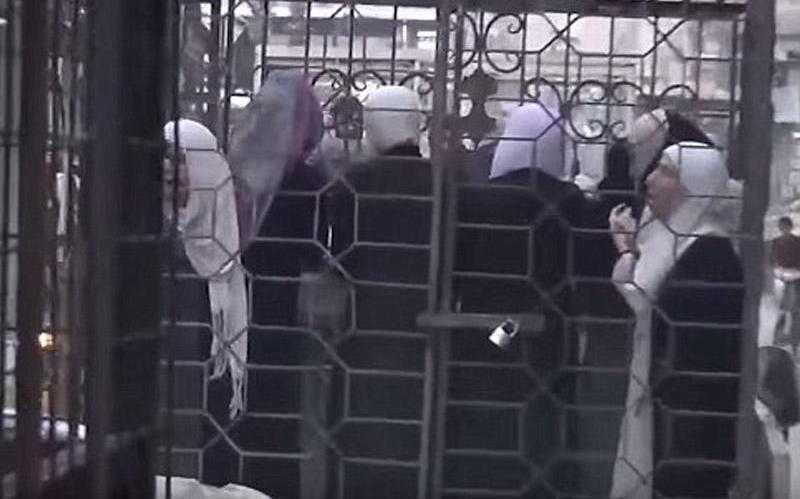 Şok kadrlar: İŞİD qadınları qəfəsə salıb qorunur