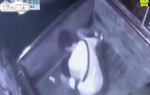 Gənc qıza liftdə təcavüz etdilər