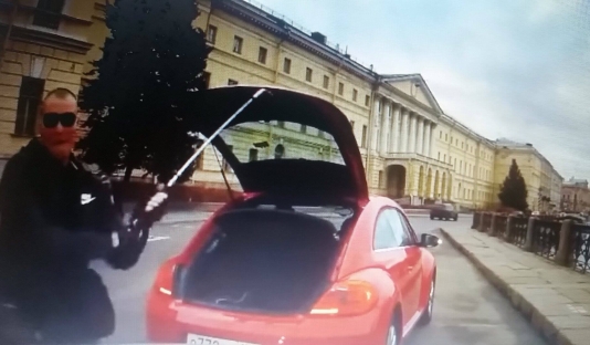 Qadın sürücü onu ötdü, kişi sürücü əsəbləşib görün nələr etdi