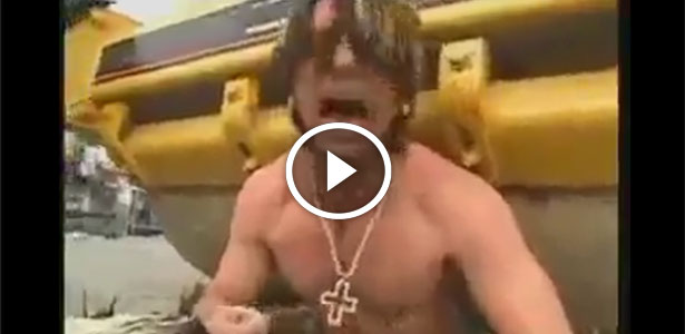 Asfaltdöşəyən maşın insanın üzərinə çıxdı