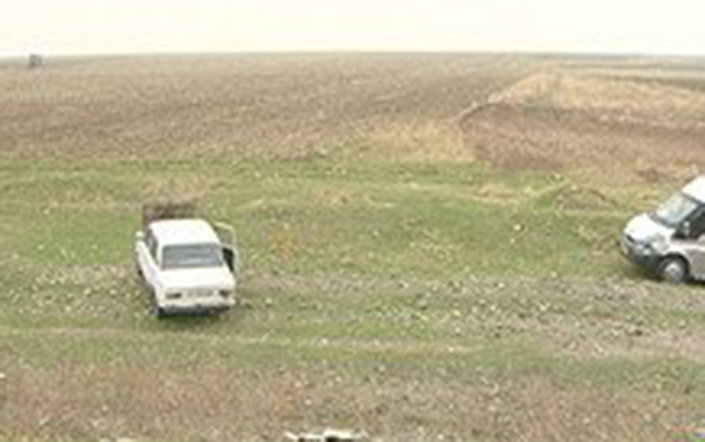 Maşın dərəyə aşmaqdan xilas oldu